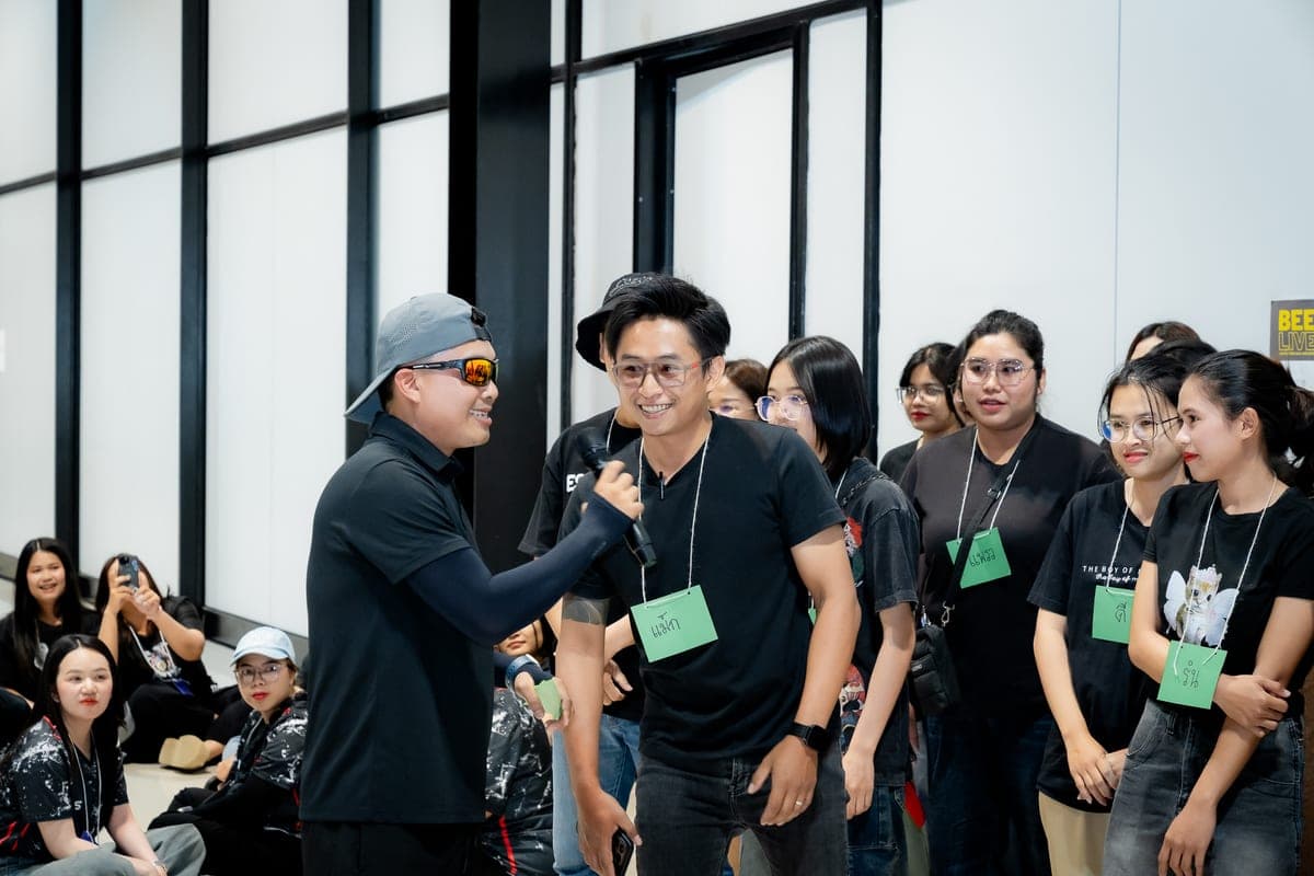 หัวหน้างานพูดคุยกับทีมก่อนเริ่มกิจกรรม