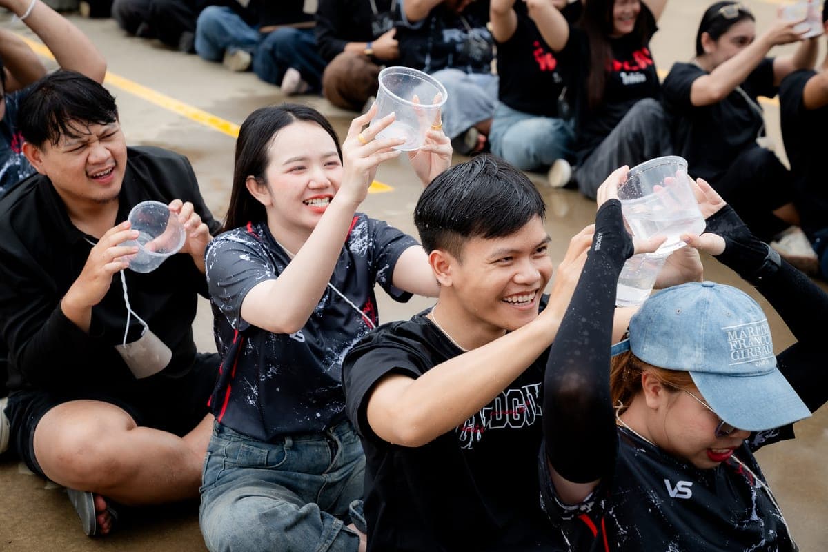 สนุกกับเกมสร้างทีมกลางแจ้ง