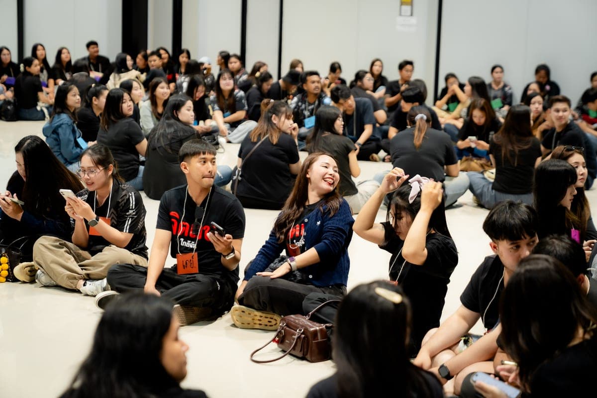พนักงานร่วมกิจกรรมกลุ่มในห้องประชุมใหญ่