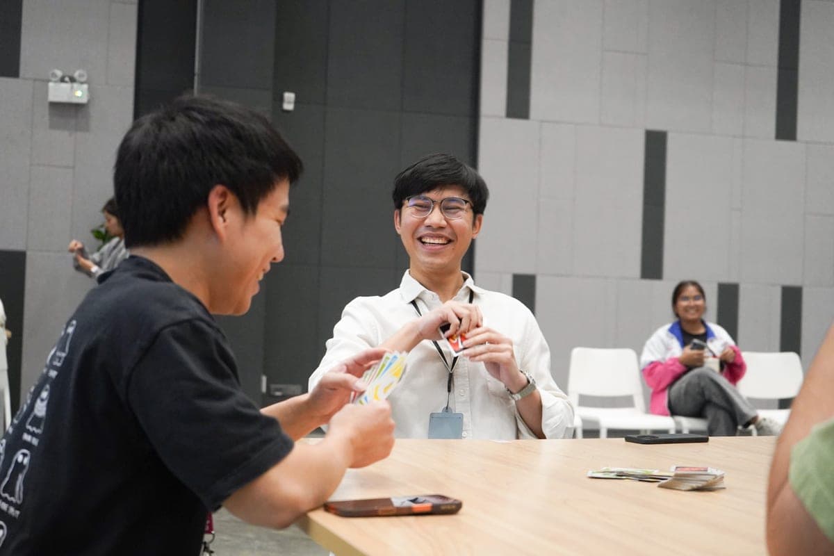 เล่นการ์ดเกมในช่วงพัก