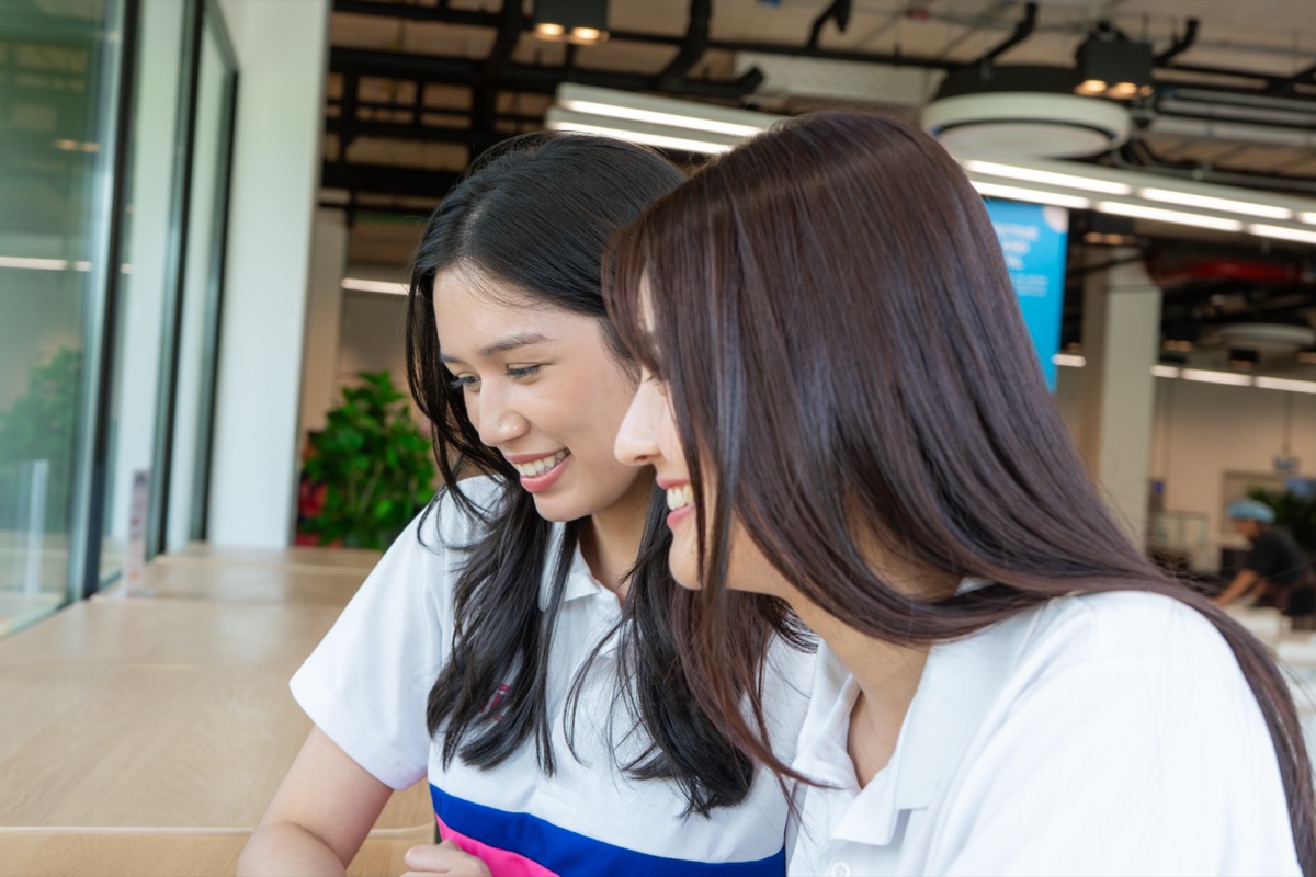 พนักงานสาขาพูดคุยกัน