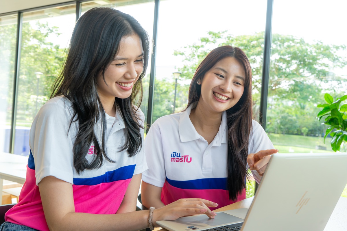 พนักงานสาขาร่วมงานกัน