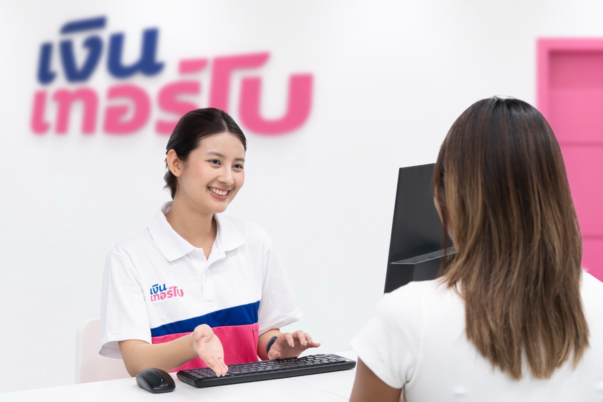 พนักงานสาขาให้บริการลูกค้า